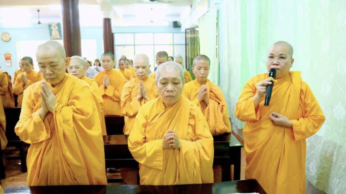 Phật tử tụng kinh